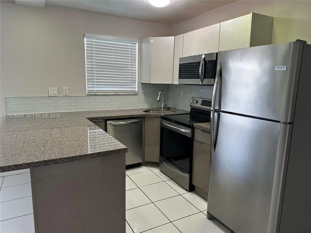 1975 NE 135th St Unit 3E