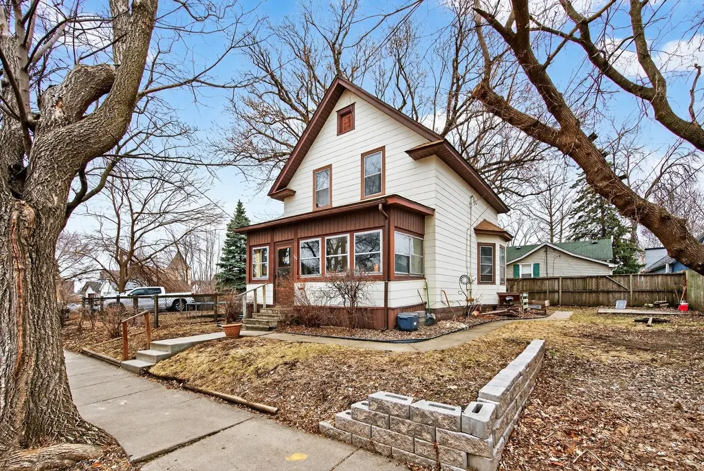 632 Manomin Ave