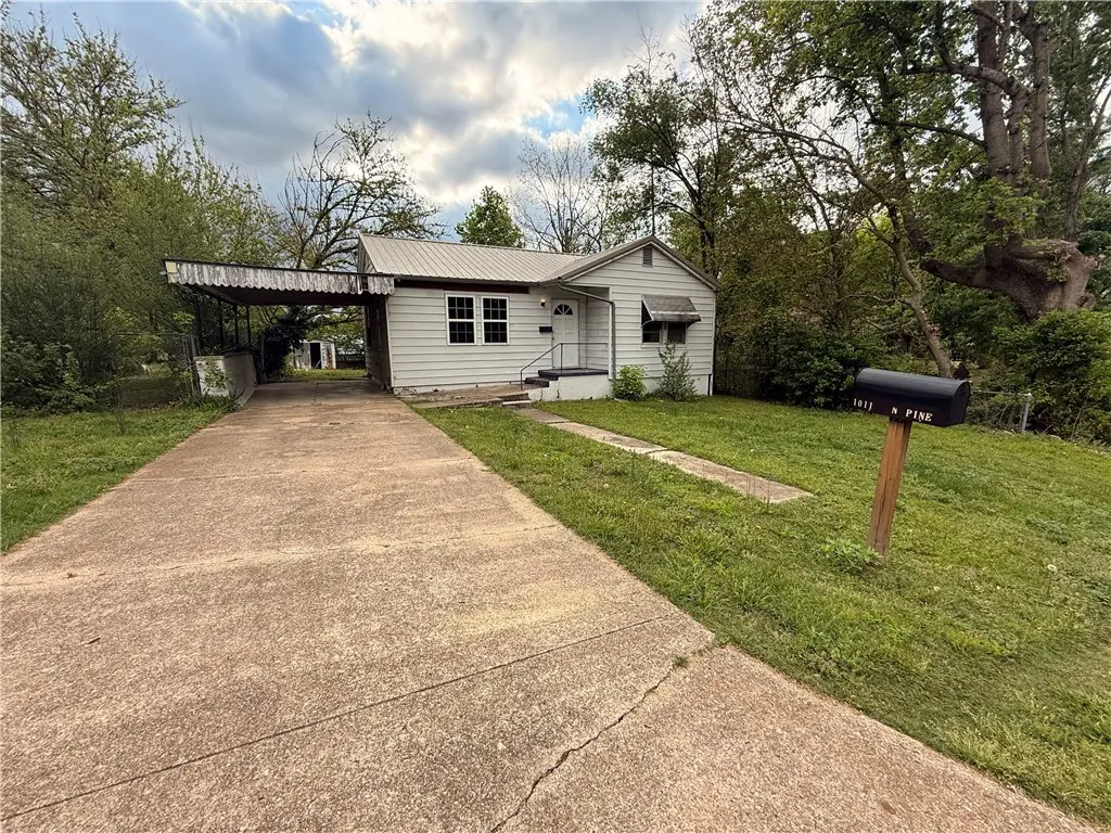 1011 N Pine