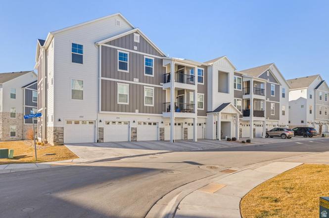 937 W Big Ben Ln #202