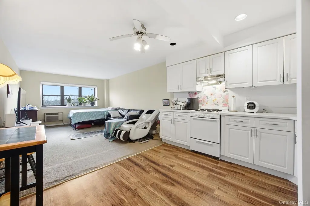 1910 Pelham Pkwy S Unit 4E