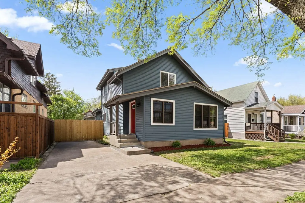 369 View St