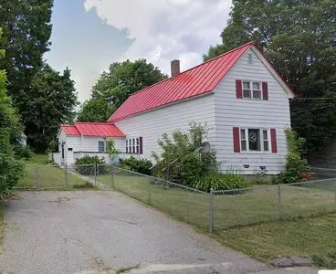 32 Front St