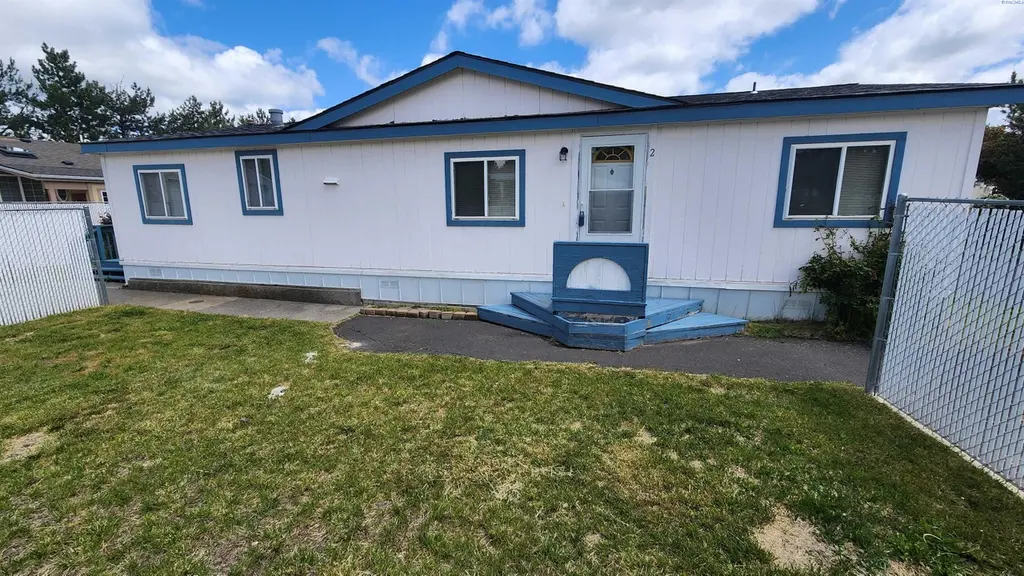 260 NW Golden Hills Dr #2