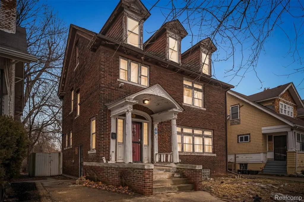 880 Algonquin St