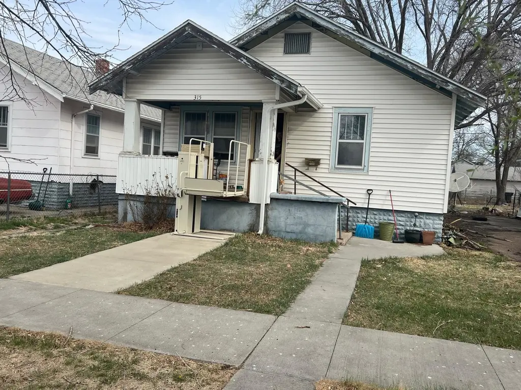 315 W 8th St