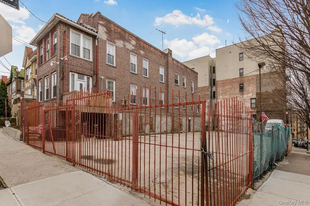 210 W 179th St