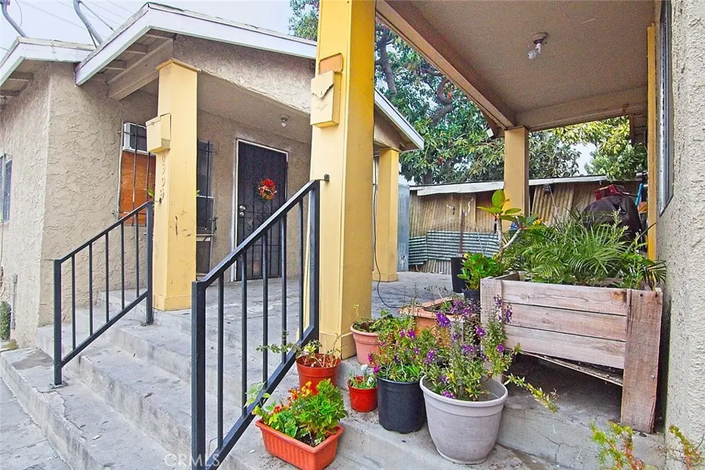 6905 Compton