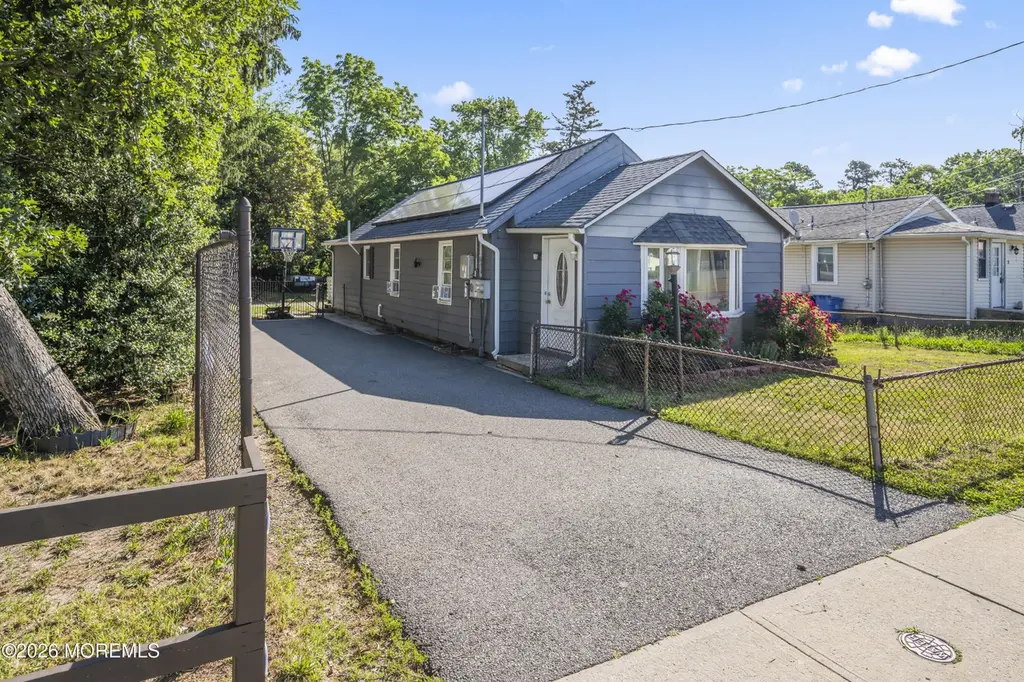 213 Manapaqua Ave