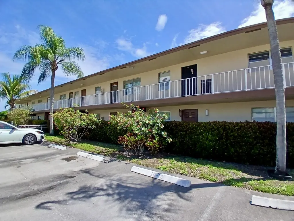 7400 NW 5th Pl #105