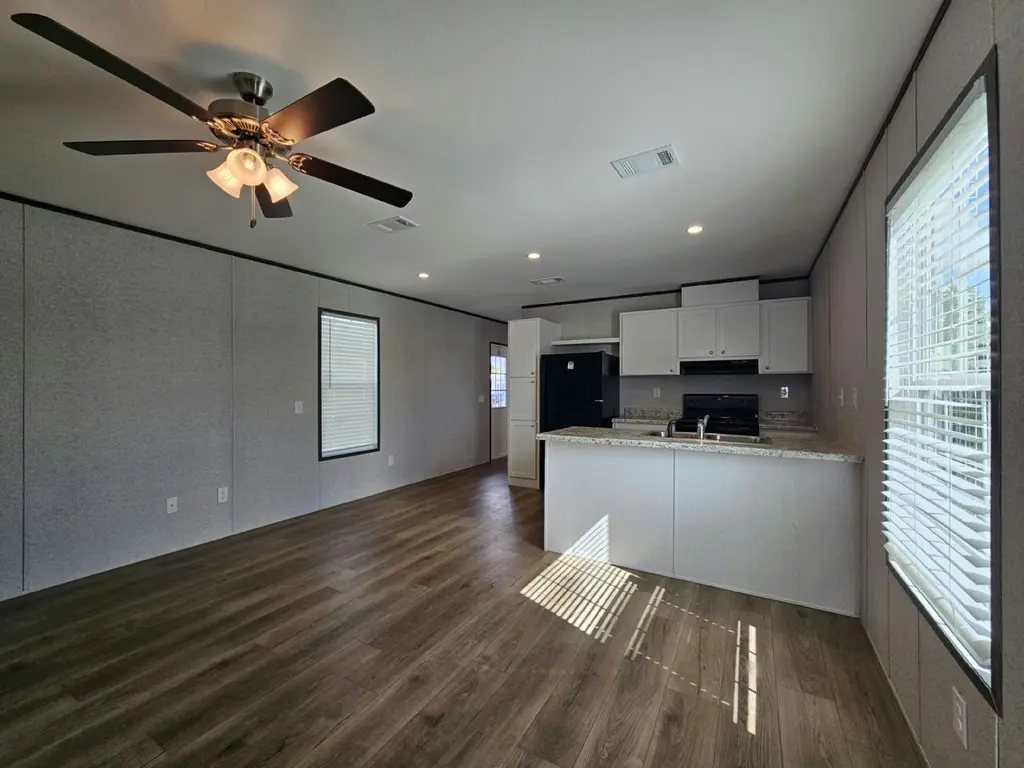 557 Suwanee Dr