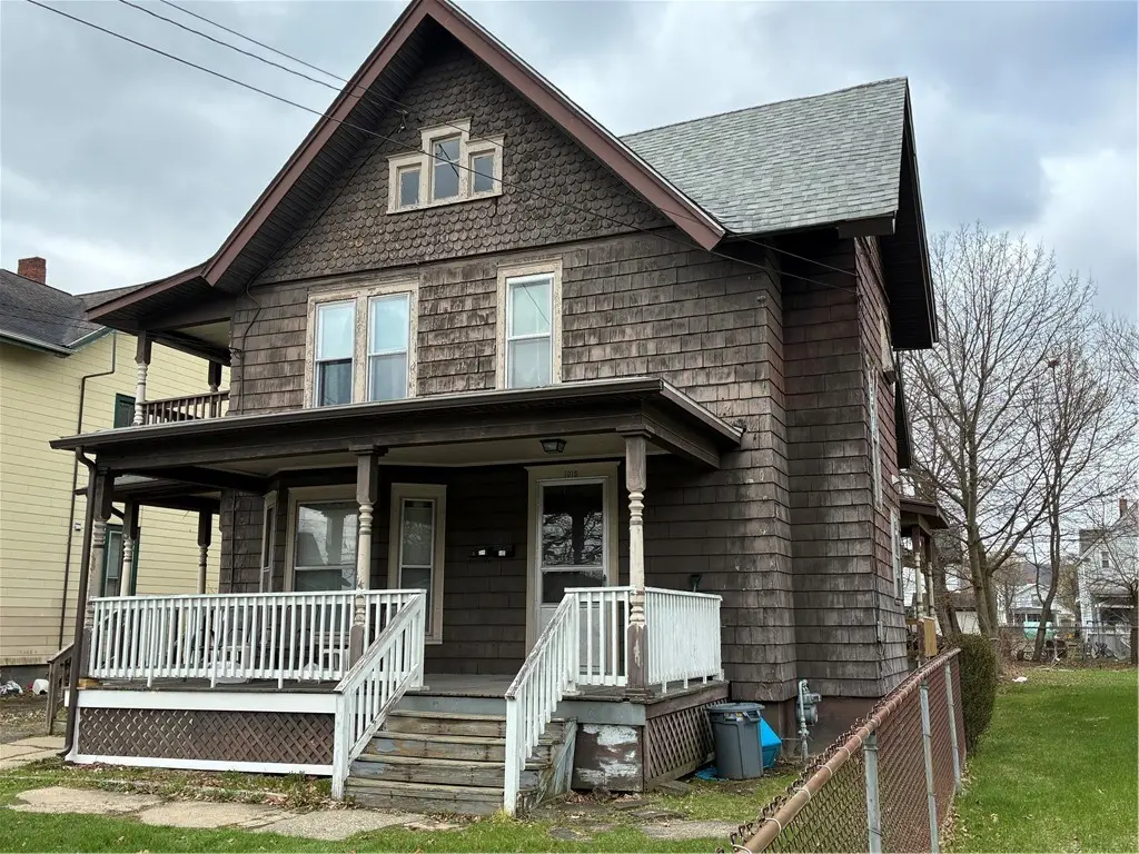 1015 Lake St