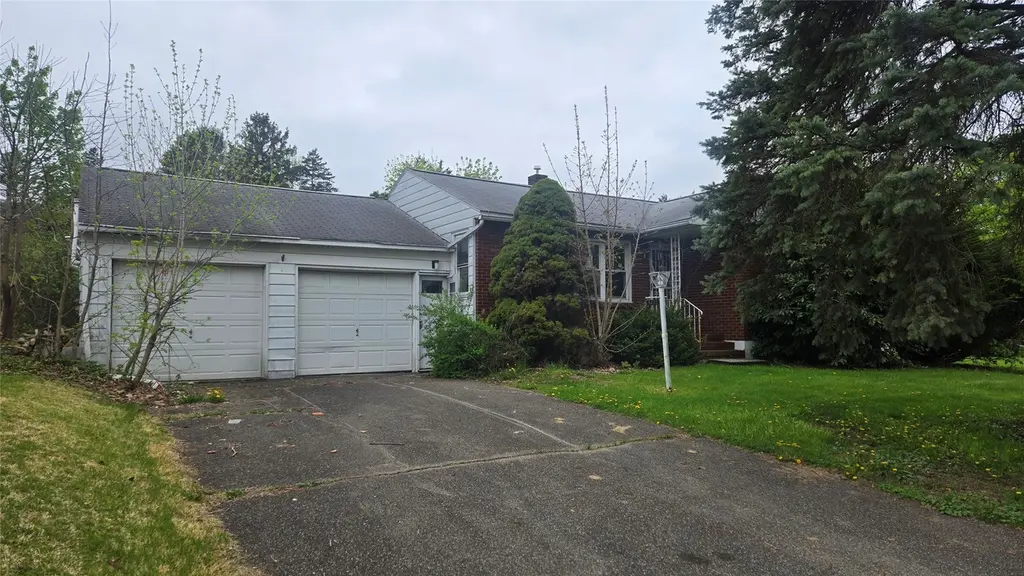 1211 Leona Ave