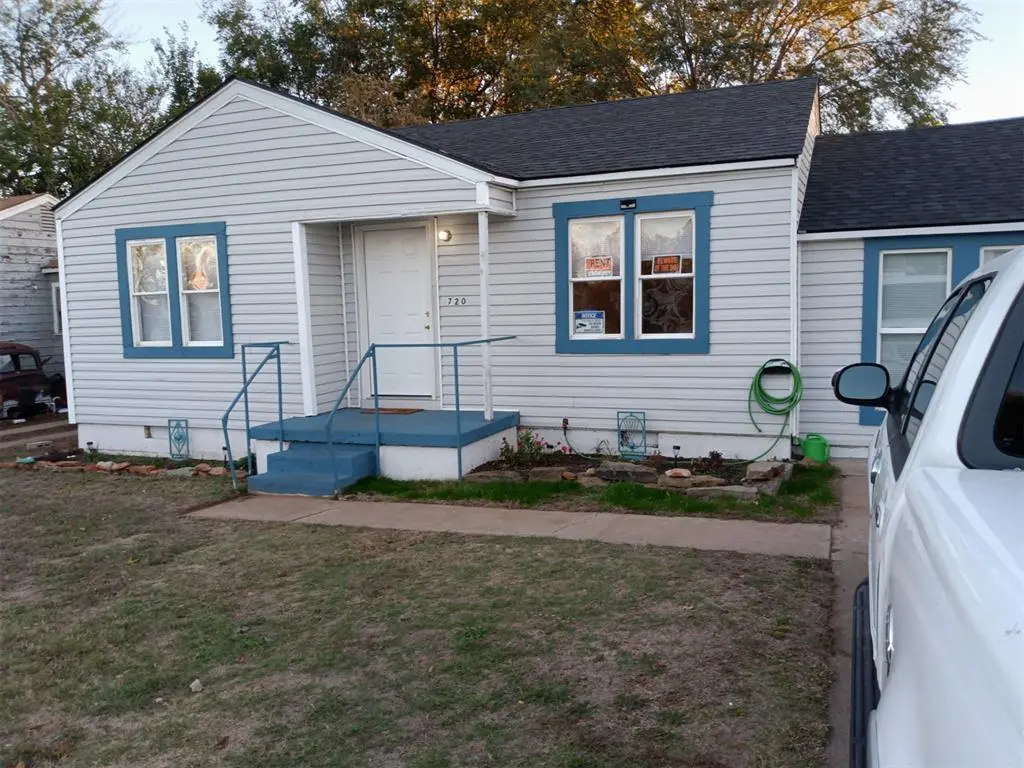 720 W D Ave