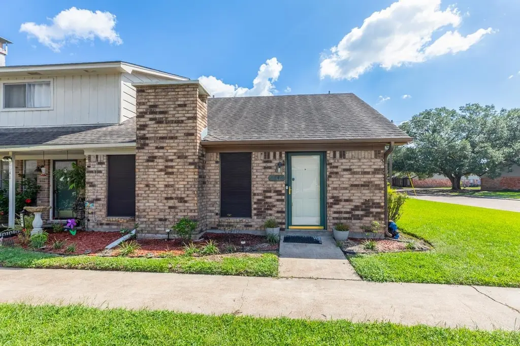 6646 Lexington Dr