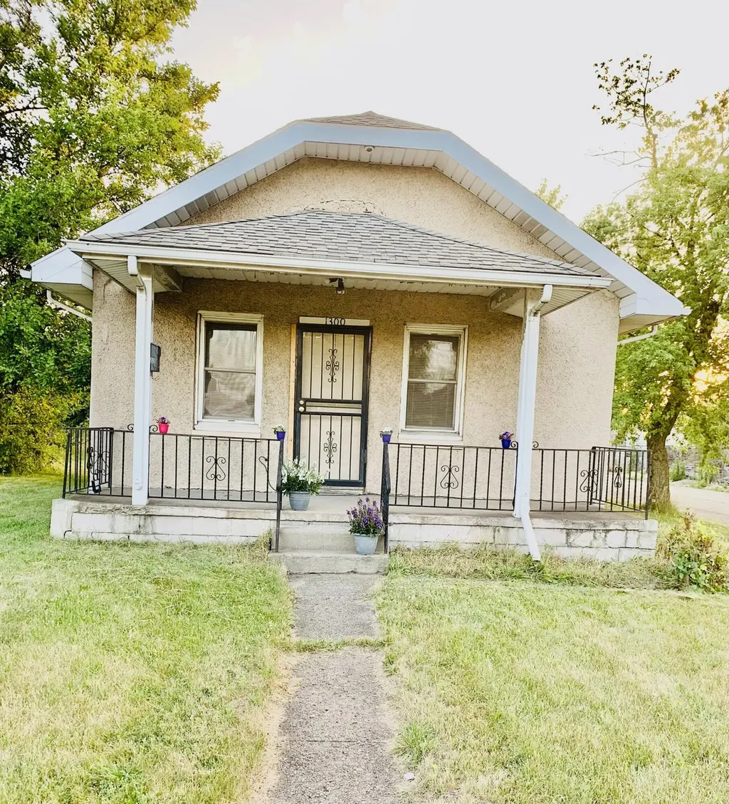 1300 Carolina St