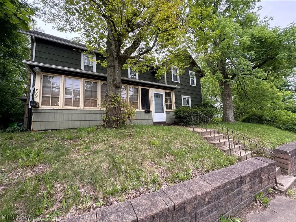 727 Wooster Rd N