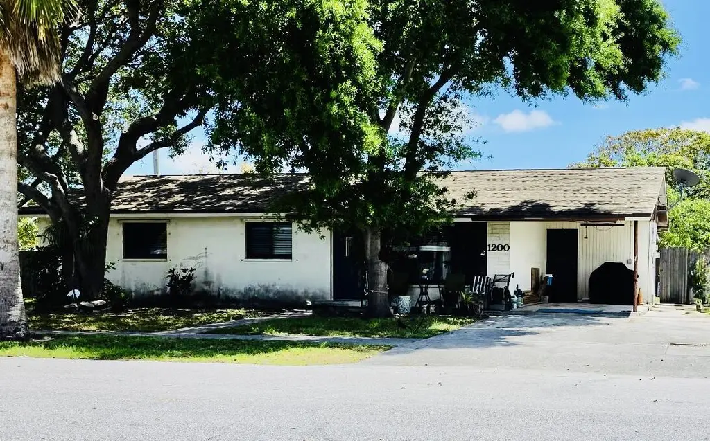 1200 W Broward St