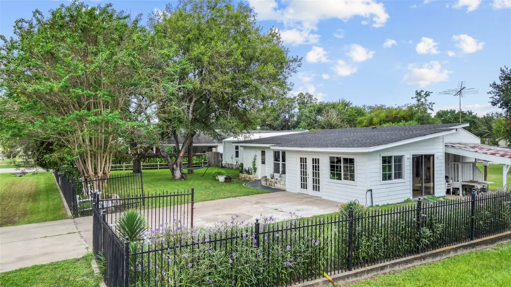 22202 Maplewood Dr