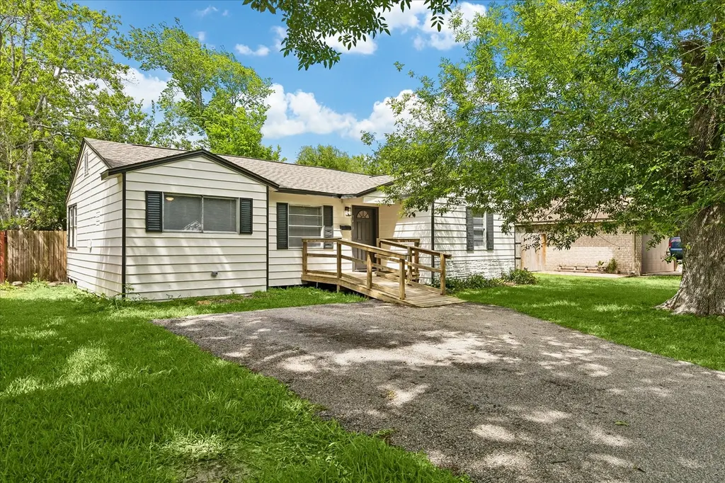 7413 Faith Dr