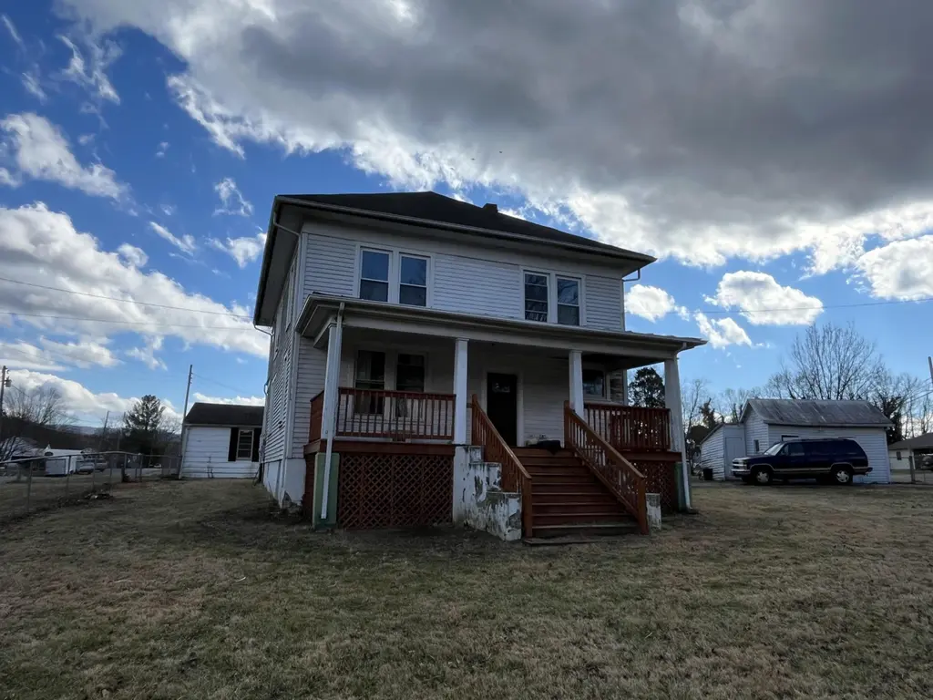 49 Holcombe Ave