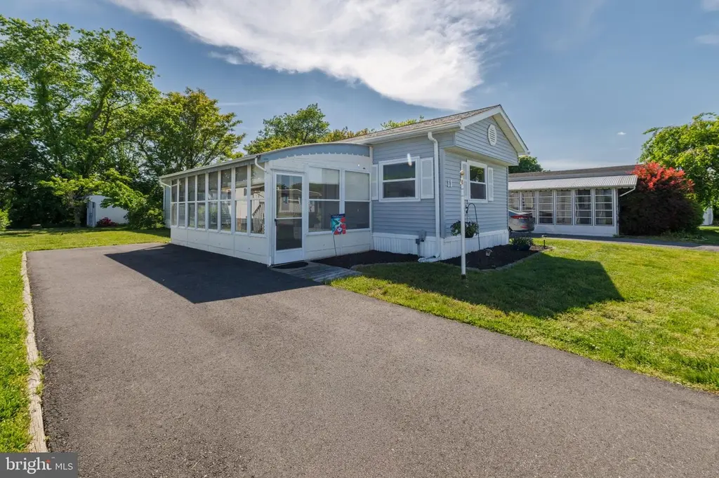 11 Colonial Ln