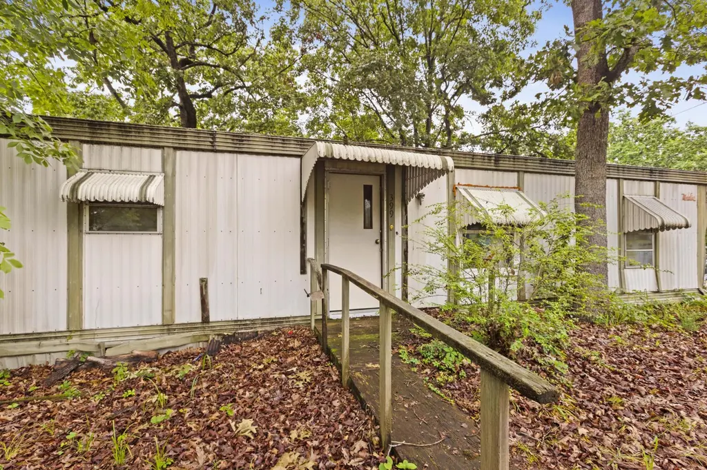 399 Laurel St