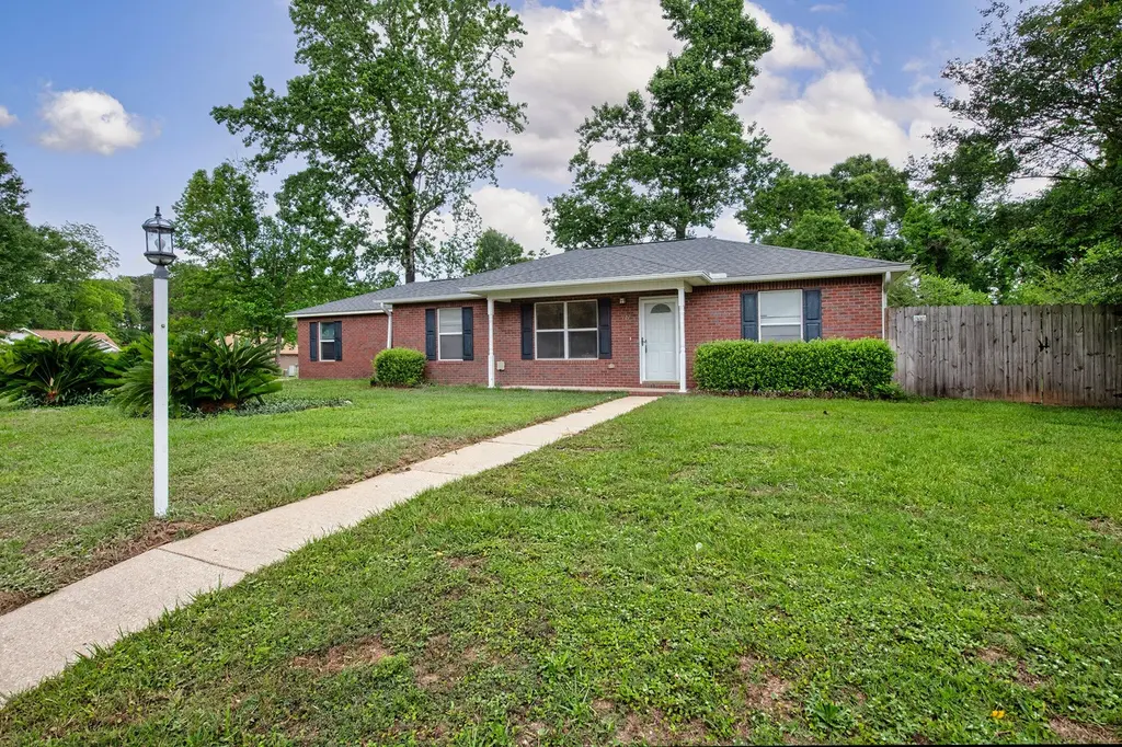 121 Dogwood Ln