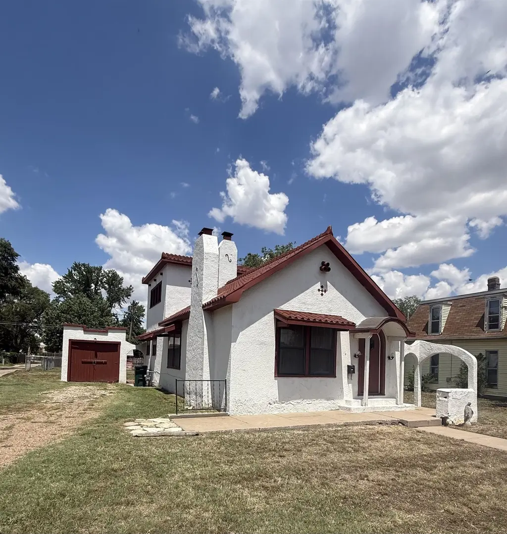 610 W 5th St