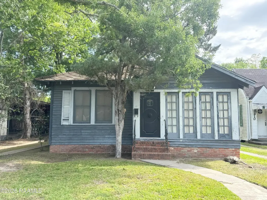 912 W Main St