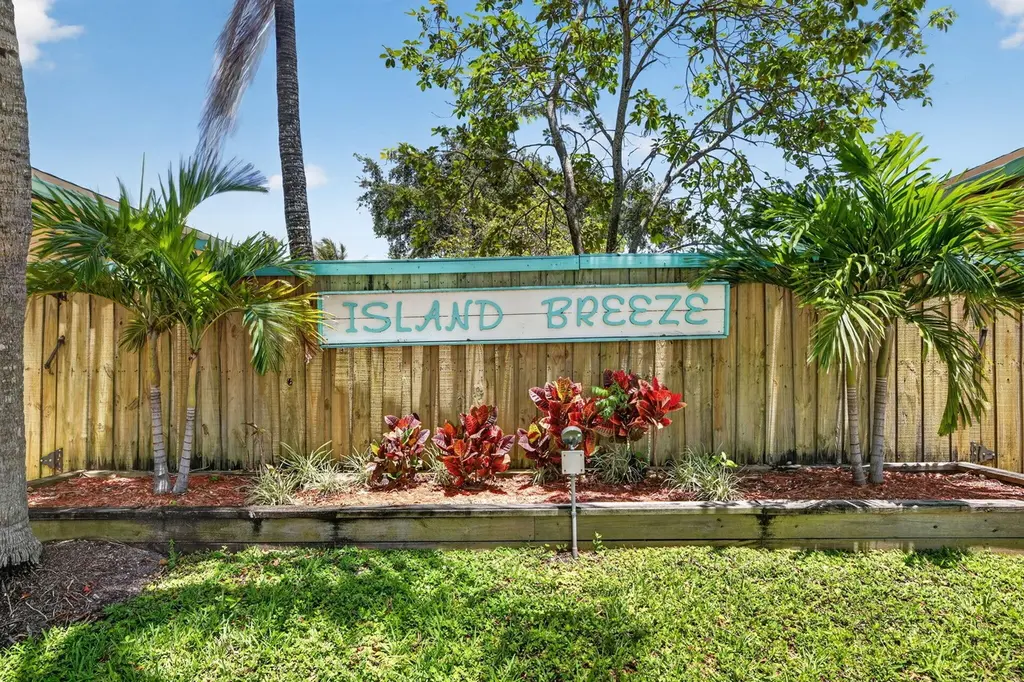 305 SW 16th St