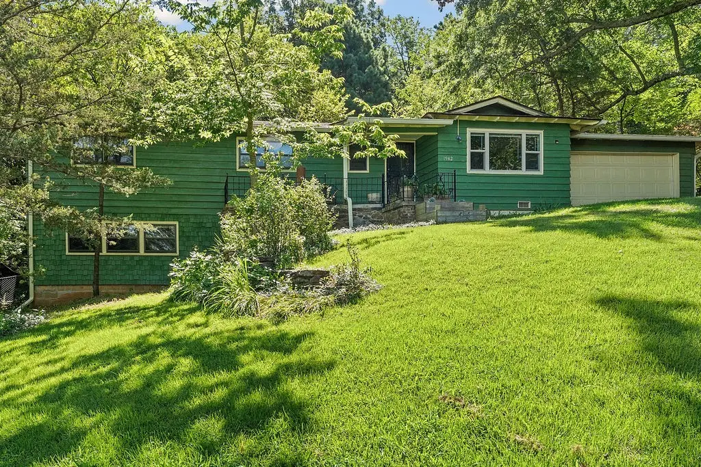1982 Greenview Dr
