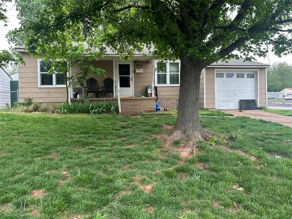 2201 Doris Ave