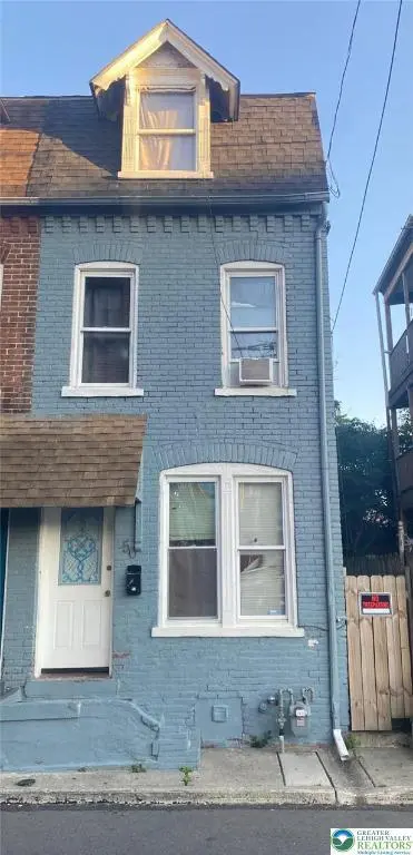 956 W Maple St