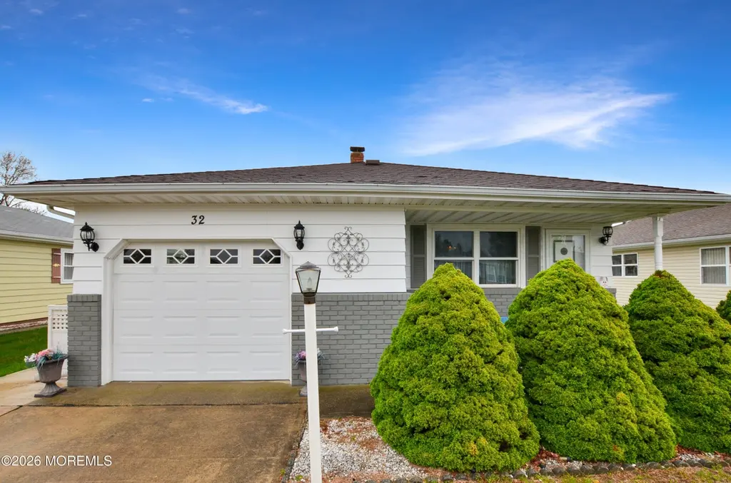 32 Bonaire Dr