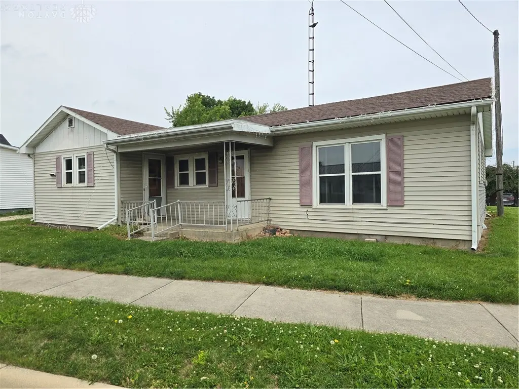 941 E Elm St
