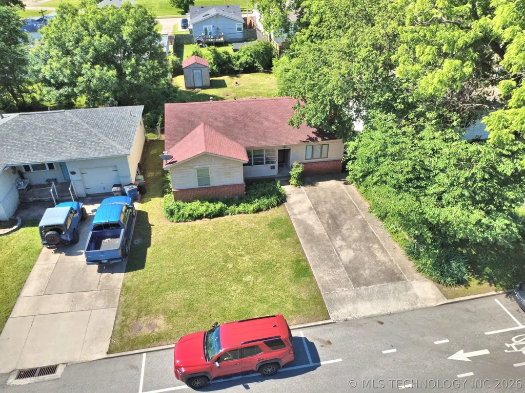 3528 E 4th St S