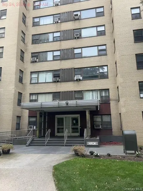 9 Fordham Hill Oval Unit 4F