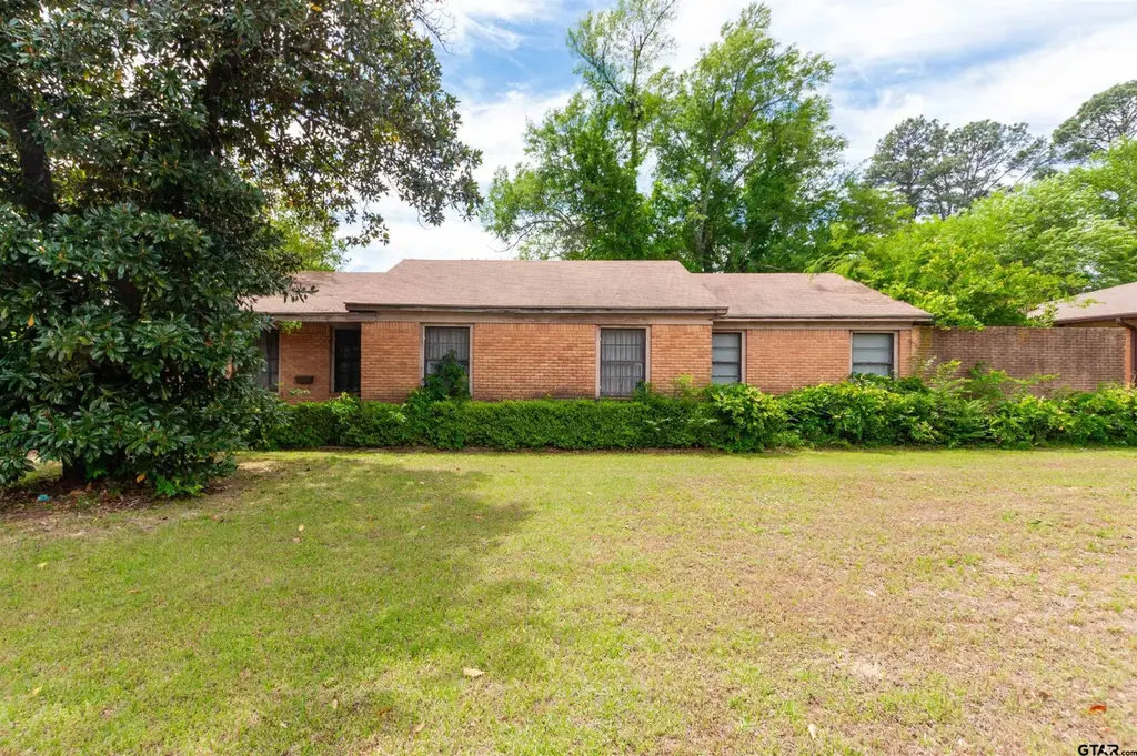 2435 Rodge Dr