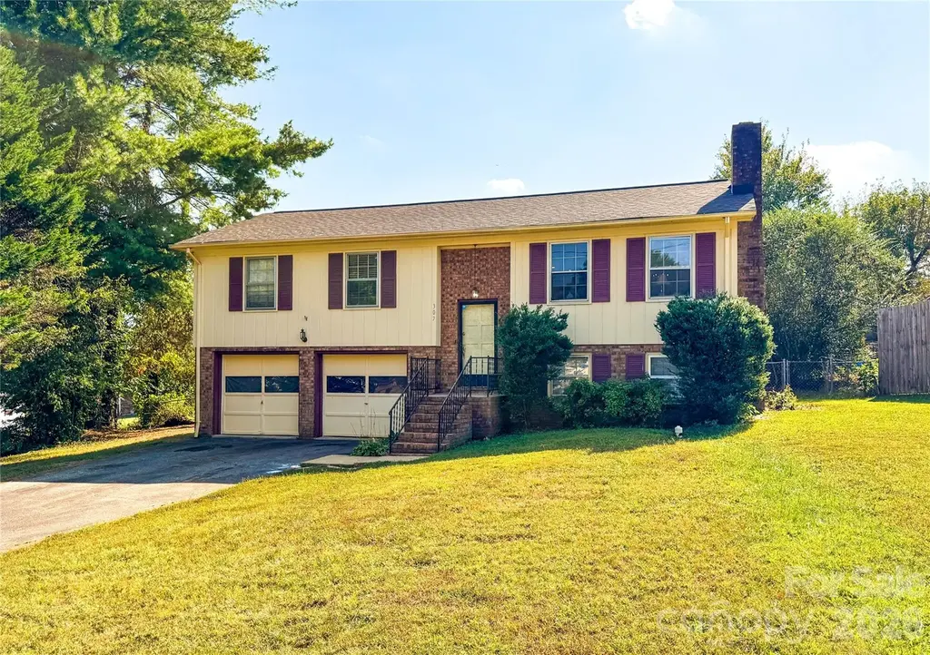 307 Meadowbrook Dr