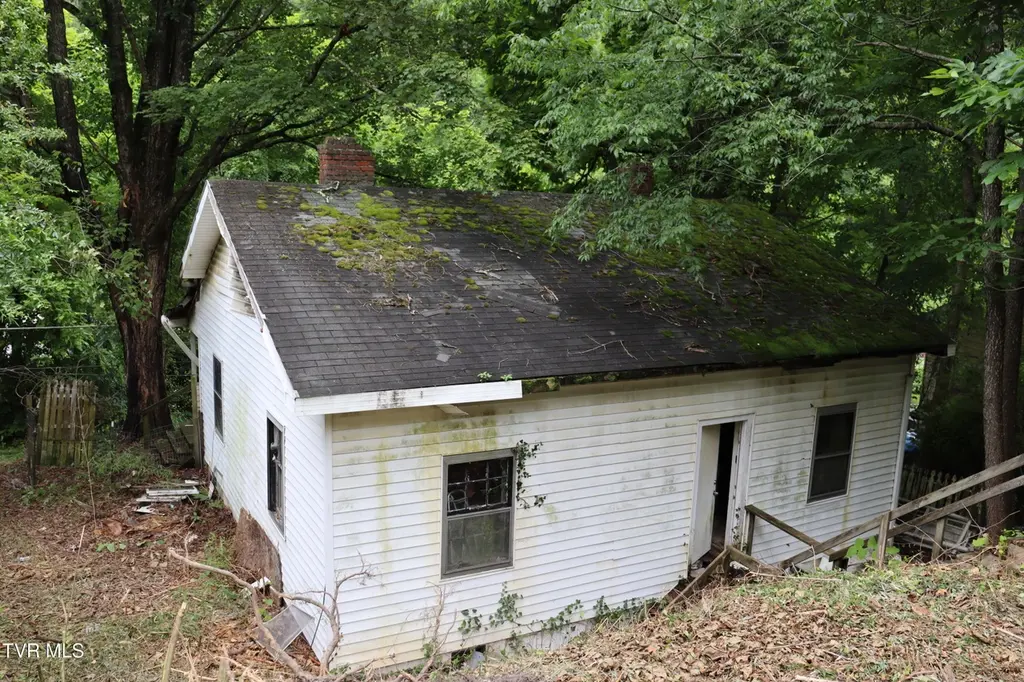 213 Railroad Ave