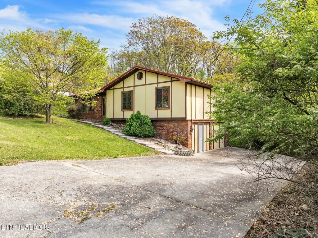 2137 Highview Dr