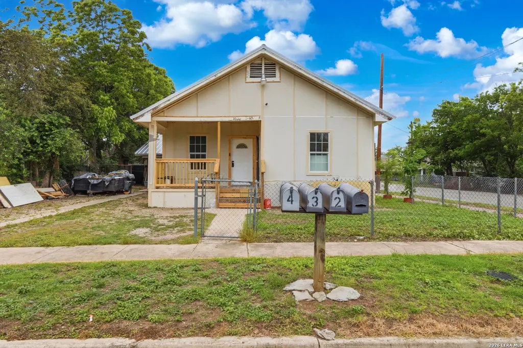 1021 Center St
