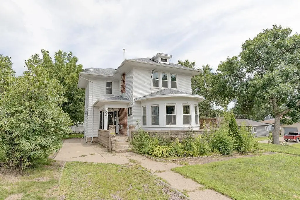 902 White St