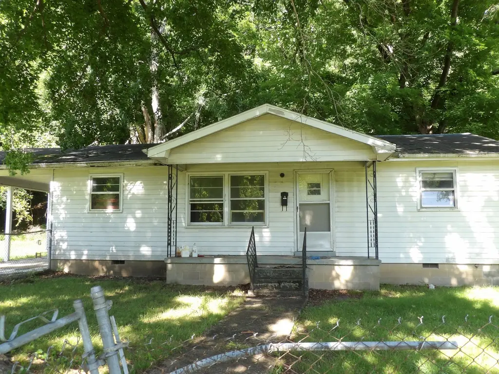 241 Lomax Ave