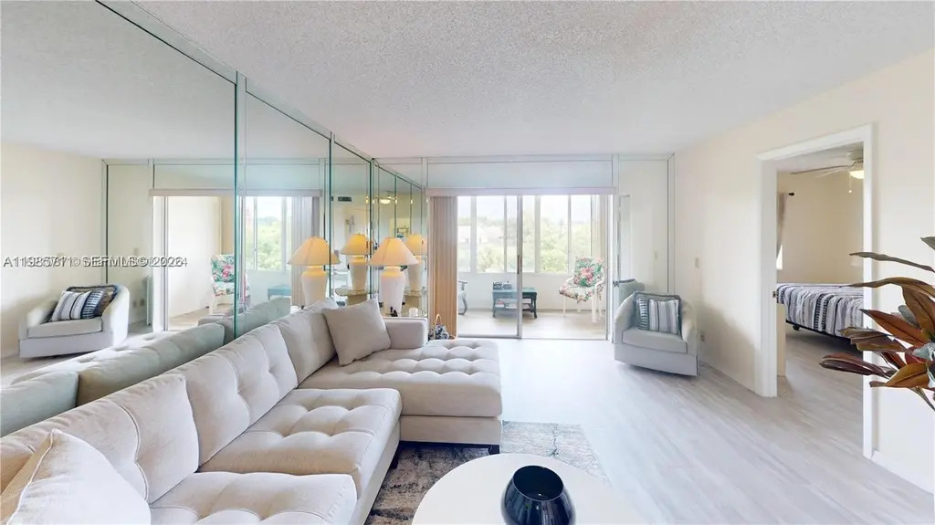 9621 Sunrise Lakes Blvd #302