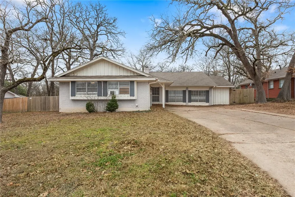 1402 Dominik Dr