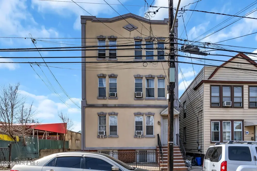 305 CATOR Ave Unit 1B