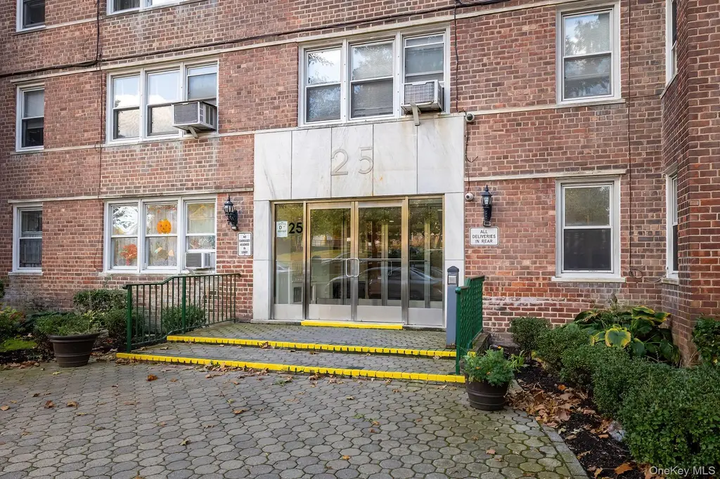 25 Knolls Cres Unit 4M