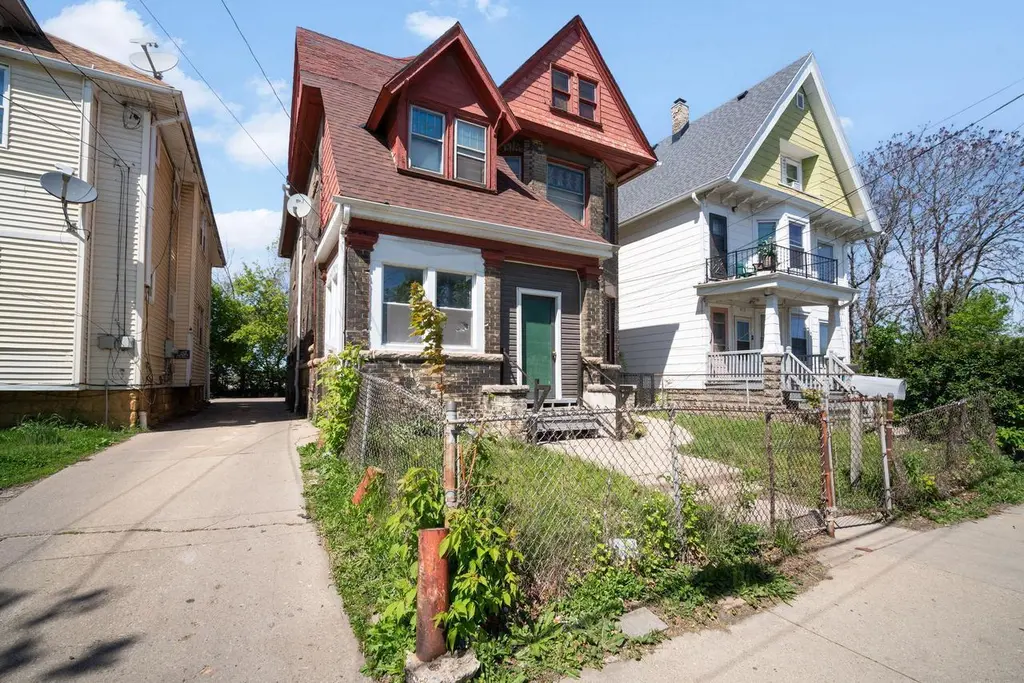 2000 W Pierce St